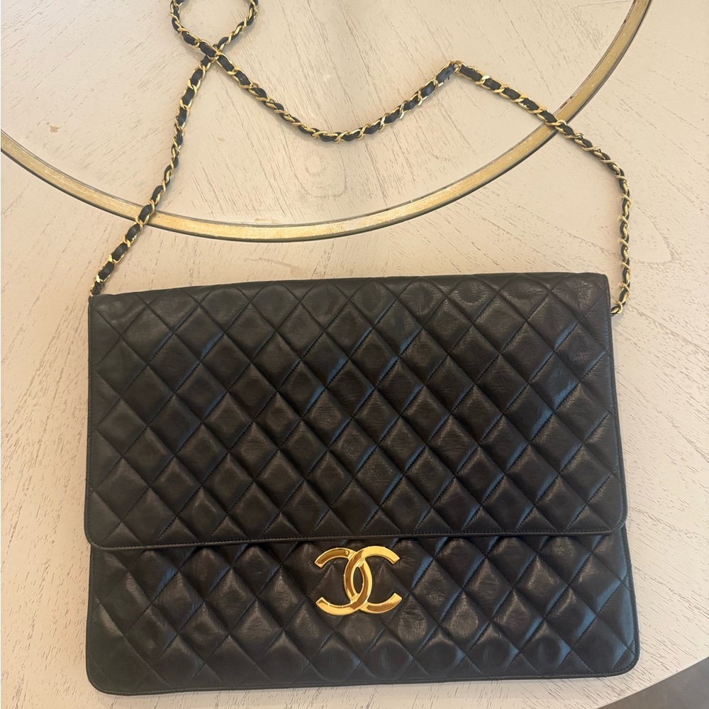 CHANEL Black Quilted Shoulder Bag with Gold Chain